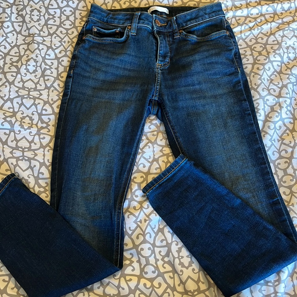 Super cute skinny jeans. Great jean color to go with everything.